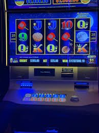 Pengguna obltogel menikmati konten olahraga sepak bola dan bulu tangkis di smartphone